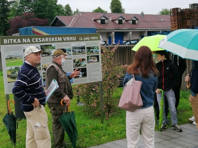 Ogled obeležja učencev OŠ